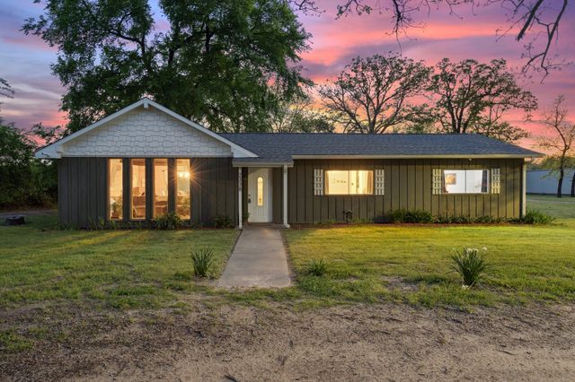 2338 N Tool Dr, Seven Points, TX 75143