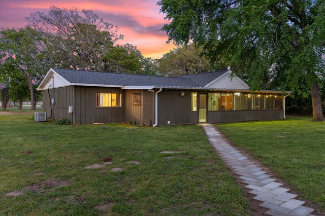 2338 N Tool Dr, Seven Points, TX 75143