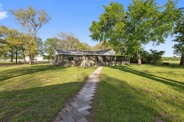 2338 N Tool Dr, Seven Points, TX 75143