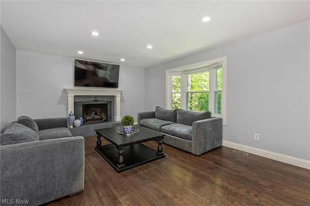 8290 Pine Creek Court, Chagrin Falls, OH 44023