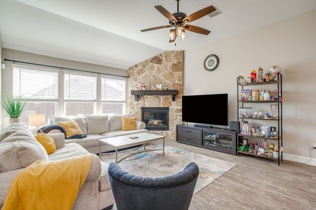 1045 Pinnacle Breeze Drive, Fort Worth, TX 76052