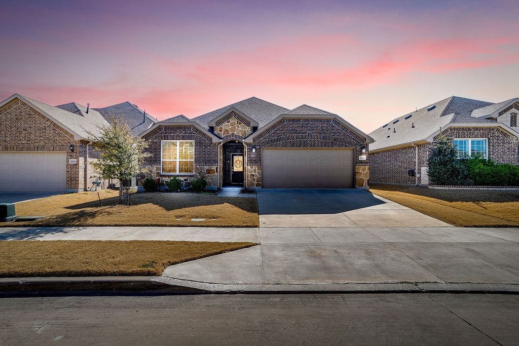 1045 Pinnacle Breeze Drive, Fort Worth, TX 76052