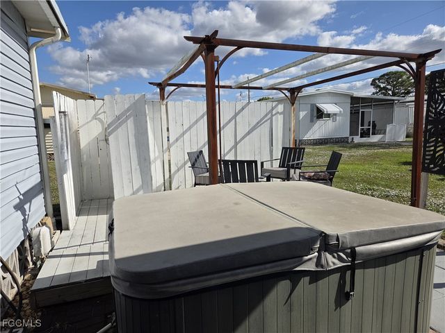 629 Vista DR, North Fort Myers, FL 33917