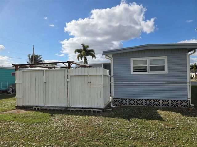 629 Vista DR, North Fort Myers, FL 33917