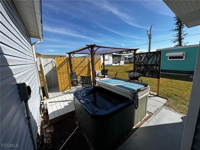 629 Vista DR, North Fort Myers, FL 33917