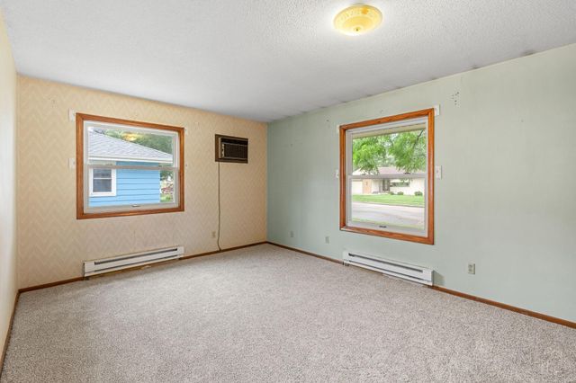 9 6th Avenue NE, Osseo, MN 55369