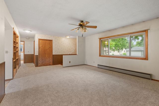 9 6th Avenue NE, Osseo, MN 55369