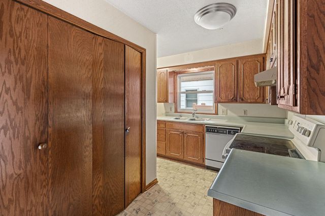 9 6th Avenue NE, Osseo, MN 55369