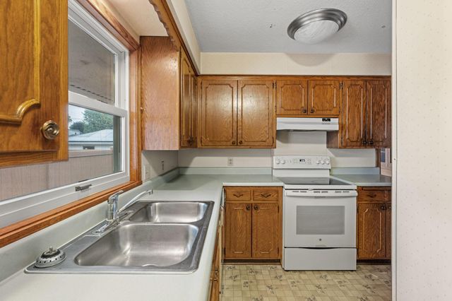 9 6th Avenue NE, Osseo, MN 55369