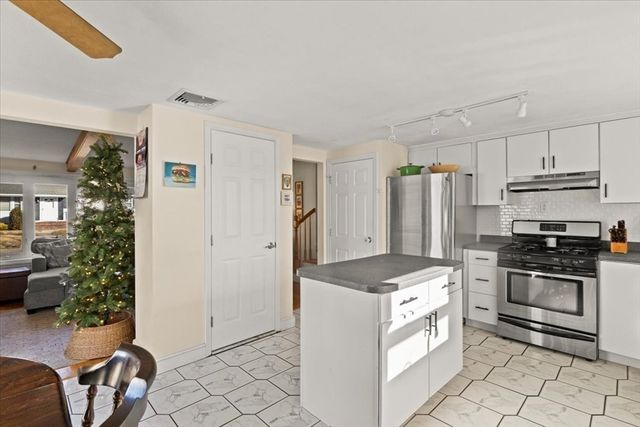 196 Coolidge St, Swansea, MA 02777