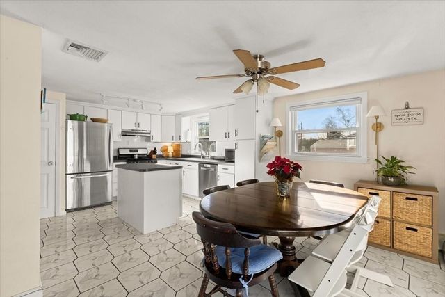 196 Coolidge St, Swansea, MA 02777