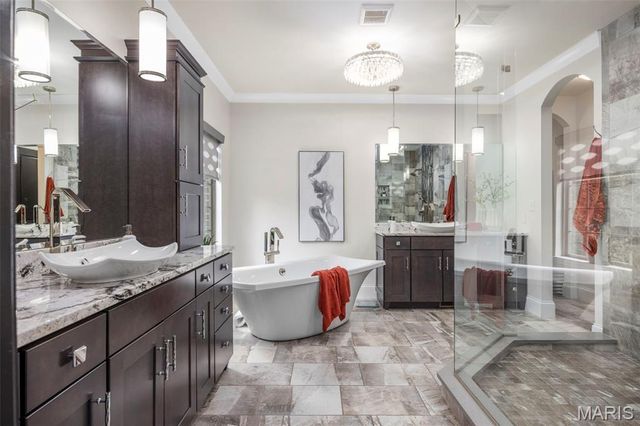 5 Watch Hill Road, Ladue, MO 63124