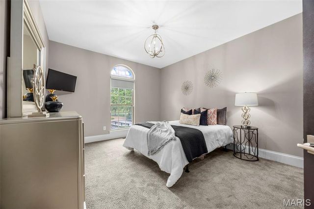 5 Watch Hill Road, Ladue, MO 63124