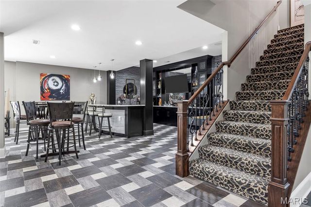5 Watch Hill Road, Ladue, MO 63124