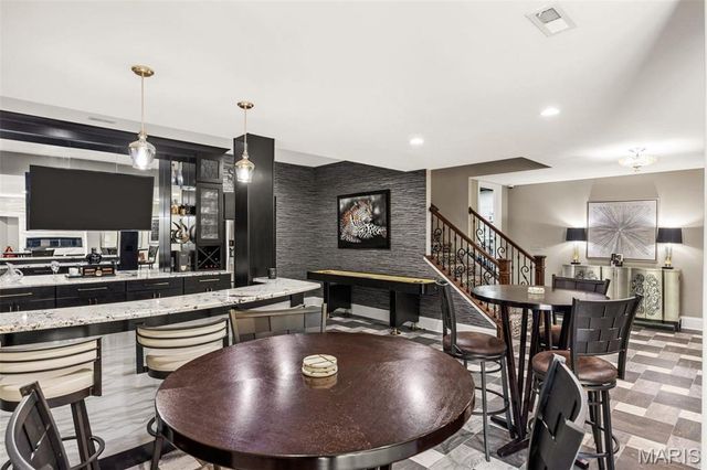 5 Watch Hill Road, Ladue, MO 63124