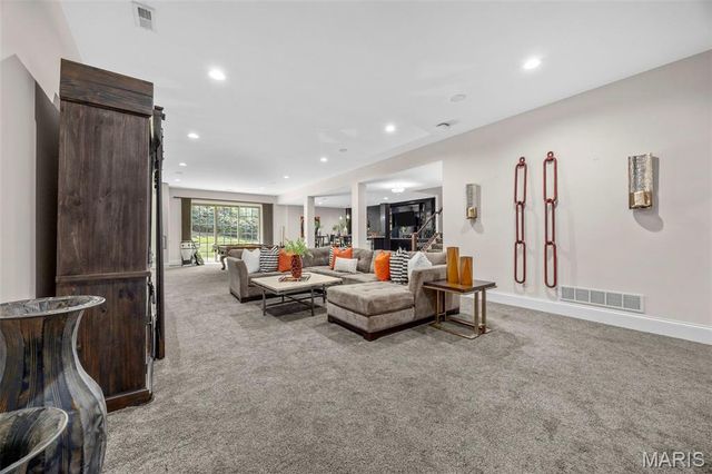 5 Watch Hill Road, Ladue, MO 63124