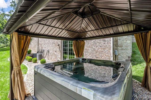 5 Watch Hill Road, Ladue, MO 63124