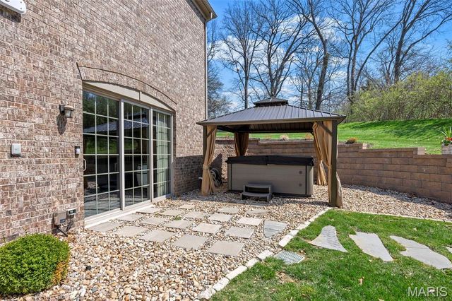 5 Watch Hill Road, Ladue, MO 63124