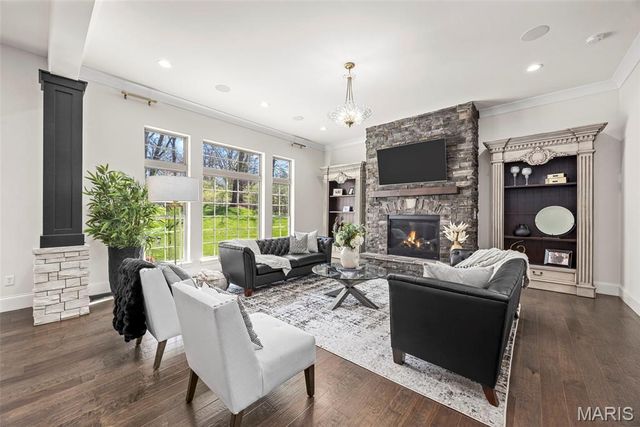 5 Watch Hill Road, Ladue, MO 63124