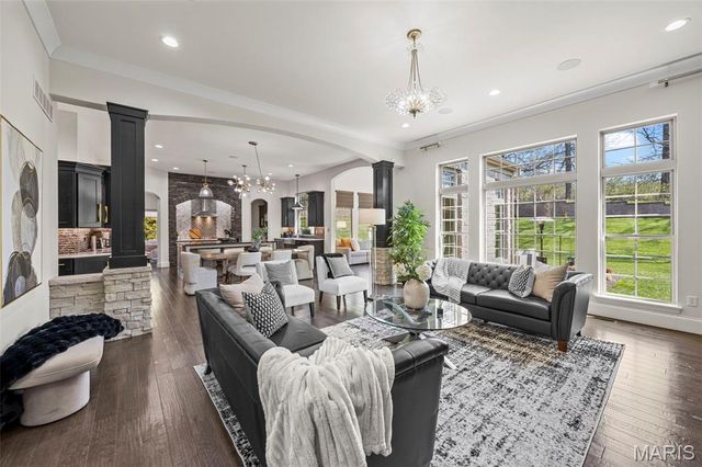 5 Watch Hill Road, Ladue, MO 63124