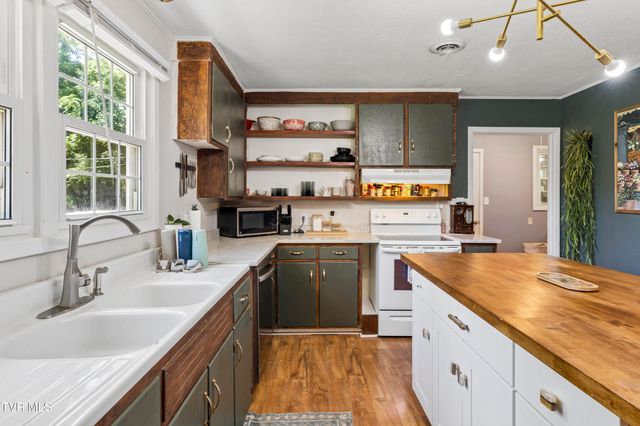 2422 Sinking Creek Road, Johnson City, TN 37604