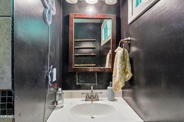2422 Sinking Creek Road, Johnson City, TN 37604
