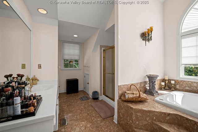 203 Quarry Ridge East Road, Charleston, WV 25304