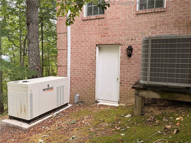 203 Quarry Ridge East Road, Charleston, WV 25304