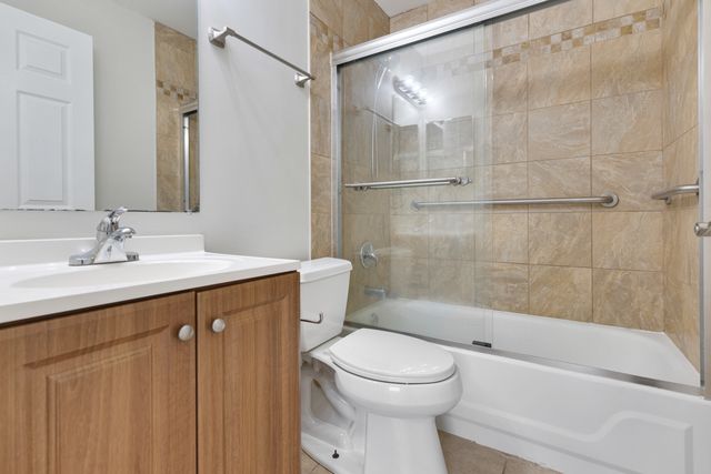 63 N Victoria Lane A, Streamwood, IL 60107