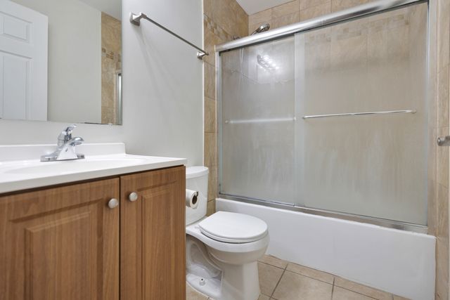 63 N Victoria Lane A, Streamwood, IL 60107