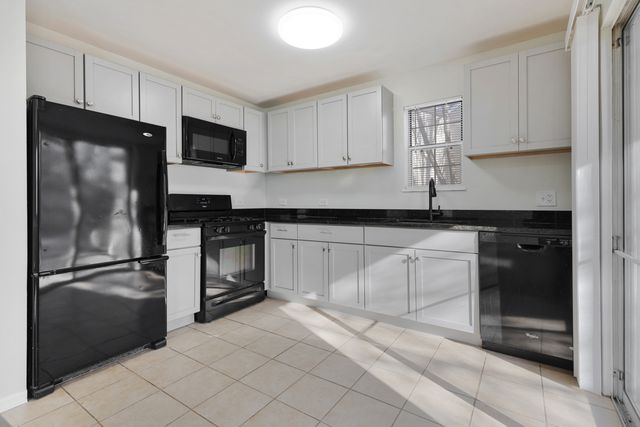 63 N Victoria Lane A, Streamwood, IL 60107