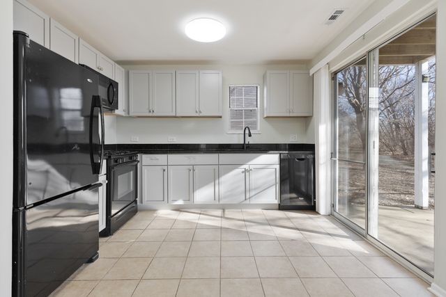 63 N Victoria Lane A, Streamwood, IL 60107