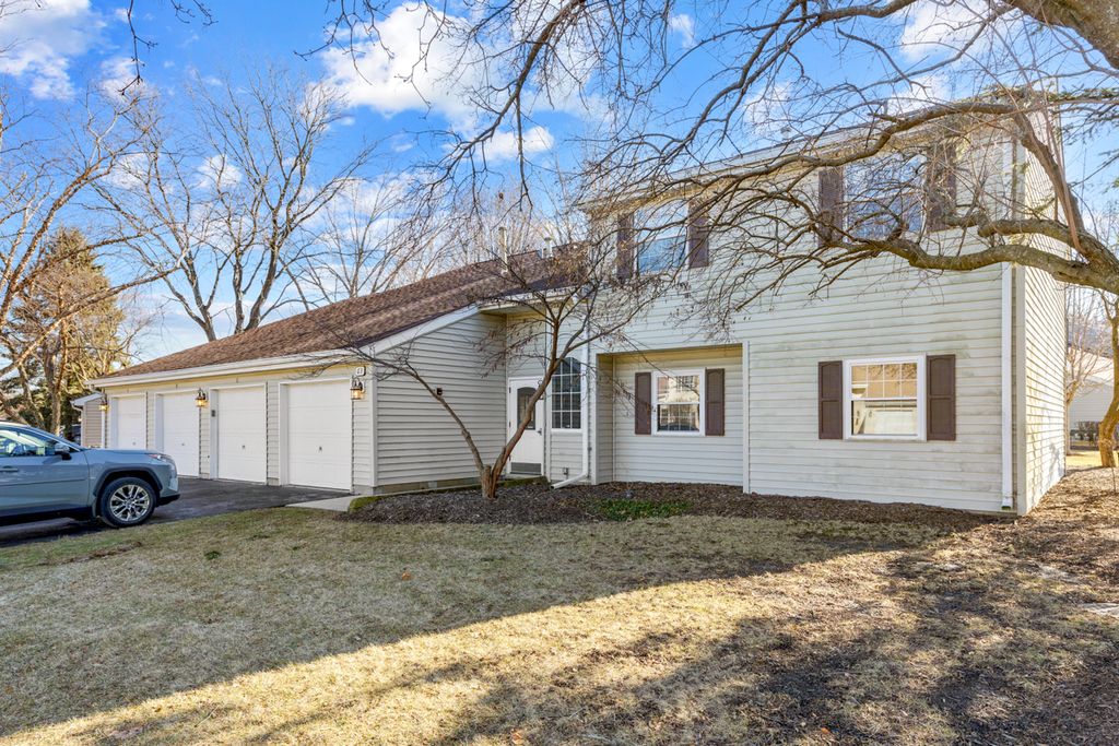 63 N Victoria Lane A, Streamwood, IL 60107