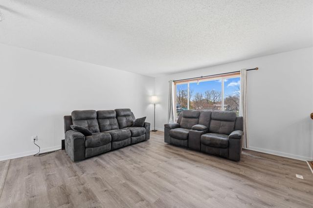 496 Braeburn Drive, Shakopee, MN 55379