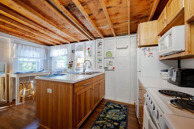 1937 State Highway Route 6 E, Wellfleet, MA 02667