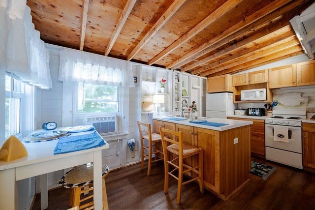 1937 State Highway Route 6 E, Wellfleet, MA 02667