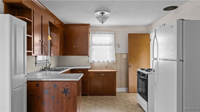 17 Belmont Drive, West Seneca, NY 14224