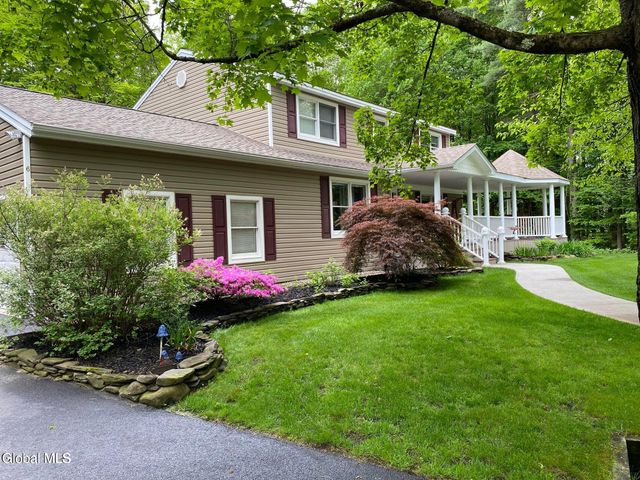 6 Bishops Court, Queensbury, NY 12804