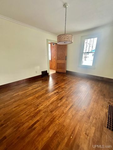 1219 Crystal Lake Boulevard, Iron Mountain, MI 49801