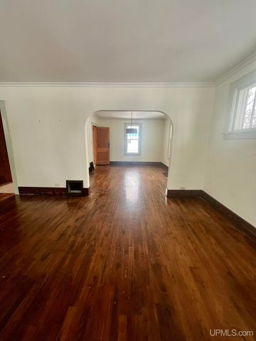 1219 Crystal Lake Boulevard, Iron Mountain, MI 49801