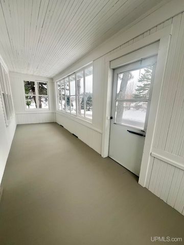 1219 Crystal Lake Boulevard, Iron Mountain, MI 49801