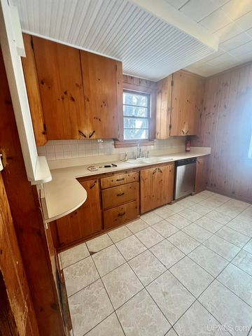 1219 Crystal Lake Boulevard, Iron Mountain, MI 49801