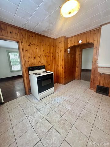 1219 Crystal Lake Boulevard, Iron Mountain, MI 49801