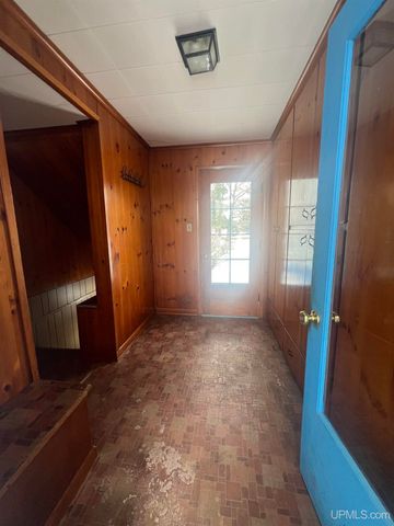 1219 Crystal Lake Boulevard, Iron Mountain, MI 49801