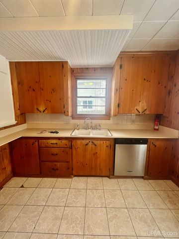 1219 Crystal Lake Boulevard, Iron Mountain, MI 49801