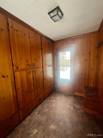 1219 Crystal Lake Boulevard, Iron Mountain, MI 49801