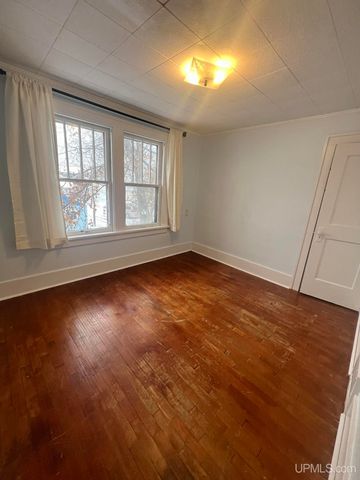 1219 Crystal Lake Boulevard, Iron Mountain, MI 49801