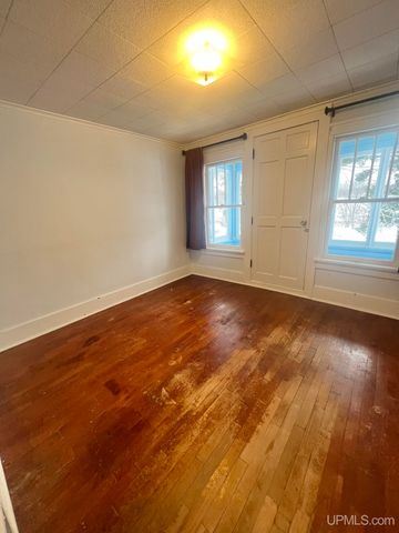 1219 Crystal Lake Boulevard, Iron Mountain, MI 49801