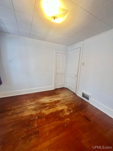 1219 Crystal Lake Boulevard, Iron Mountain, MI 49801