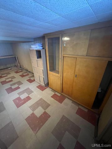 1219 Crystal Lake Boulevard, Iron Mountain, MI 49801